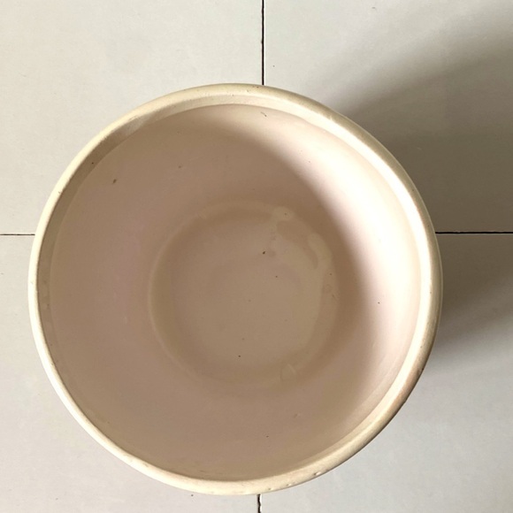 White ceramic vase with hand painted pink and red lips. 4.5” by 5”. - Picture 8 of 9